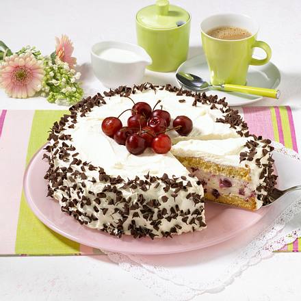 Blitztorte (Rand mit Schoko-Röllchen verziert) Rezept Blitztorte (Rand mit Schoko-Röllchen verziert) Rezept