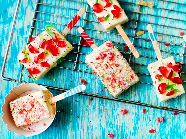 Funfetti Blondie Pops am Stiel Rezept Funfetti Blondie Pops am Stiel Rezept