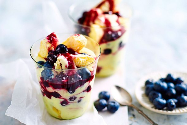 Blueberry Fool mit Biskuitbröseln Rezept Blueberry Fool mit Biskuitbröseln Rezept
