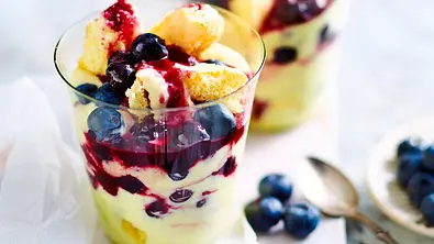Blueberry Fool mit Biskuitbröseln Rezept - Foto: LECKER @ Bauer Media Group