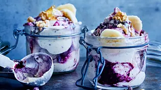 Blueberry Sundae mit Nicecream Rezept - Foto: LECKER @ Bauer Media Group Blueberry Sundae mit Nicecream Rezept - Foto: LECKER @ Bauer Media Group
