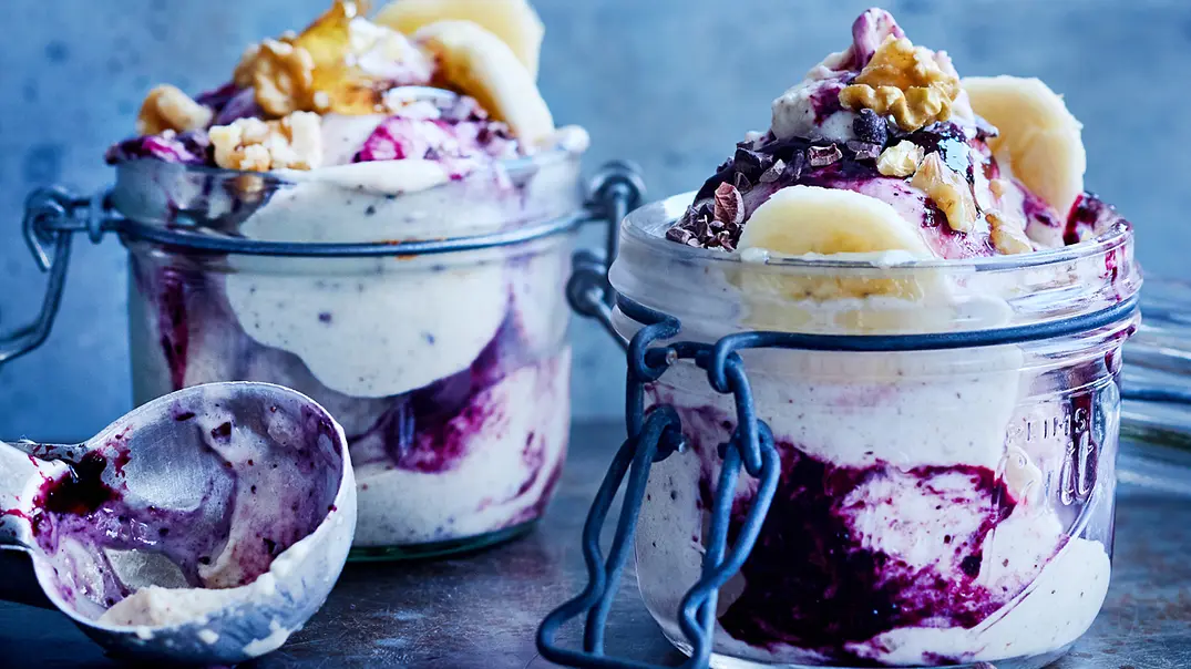 zwei kleine Einmachgläser mit heller und lilaner Nicecream im Swirl und Bananen-Nuss-Topping - Foto: LECKER @ Bauer Media Group zwei kleine Einmachgläser mit heller und lilaner Nicecream im Swirl und Bananen-Nuss-Topping - Foto: LECKER @ Bauer Media Group