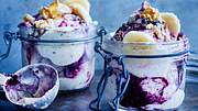 zwei kleine Einmachgläser mit heller und lilaner Nicecream im Swirl und Bananen-Nuss-Topping - Foto: House of Food / Bauer Food Experts KG