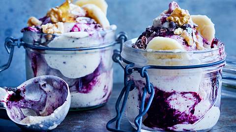 zwei kleine Einmachgläser mit heller und lilaner Nicecream im Swirl und Bananen-Nuss-Topping - Foto: House of Food / Bauer Food Experts KG
