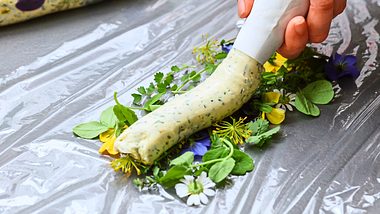 Blüten-Kräuter-Butter - Foto: House of Food / Bauer Food Experts KG