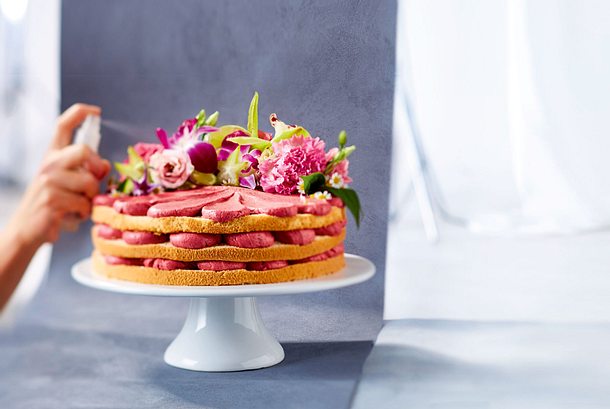 Blütenbekränzter Kirsch-Naked-Cake Rezept Blütenbekränzter Kirsch-Naked-Cake Rezept