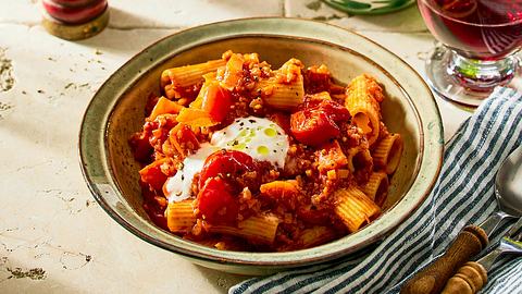 Rigatoni mit Blumenkohl-Bolo Rezept - Foto: House of Food / Bauer Food Experts KG