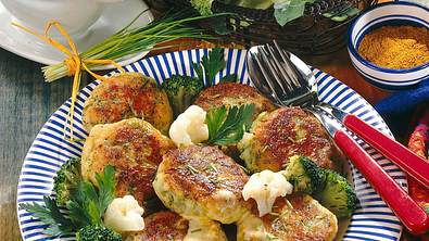 Blumenkohl-Broccoli-Bratlinge Rezept - Foto: LECKER @ Bauer Media Group