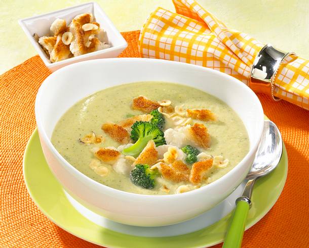 Blumenkohl-Broccoli-Creme mit Nuss-Croûtons Rezept Blumenkohl-Broccoli-Creme mit Nuss-Croûtons Rezept