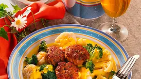 Blumenkohl-Broccoli-Curry mit Pfefferfrikadellen Rezept - Foto: LECKER @ Bauer Media Group