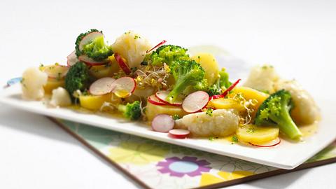 Blumenkohl-Broccoli-Kartoffel-Salat Rezept - Foto: Pretscher, Tillmann