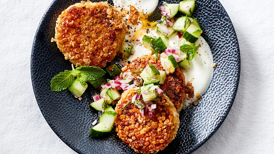 Blumenkohl-Buletten mit Gurkensalat und Dip Rezept - Foto: LECKER @ Bauer Media Group Blumenkohl-Buletten mit Gurkensalat und Dip Rezept - Foto: LECKER @ Bauer Media Group