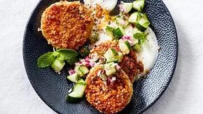 Blumenkohl-Buletten mit Gurkensalat und Dip Rezept - Foto: LECKER @ Bauer Media Group Blumenkohl-Buletten mit Gurkensalat und Dip Rezept - Foto: LECKER @ Bauer Media Group