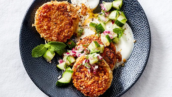 Blumenkohl-Buletten mit Gurkensalat und Dip Rezept - Foto: LECKER @ Bauer Media Group