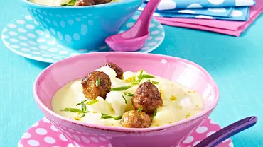 Blumenkohl-Creme-Suppe mit Fleischbällchen Rezept - Foto: Stellmach, Peter Blumenkohl-Creme-Suppe mit Fleischbällchen Rezept - Foto: Stellmach, Peter