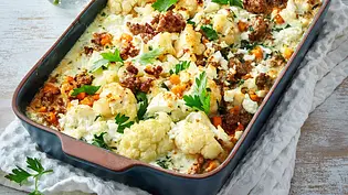 Blumenkohl-Auflauf mit Käse überbacken in einer Auflaufform - Foto: LECKER @ Bauer Media Group Blumenkohl-Auflauf mit Käse überbacken in einer Auflaufform - Foto: LECKER @ Bauer Media Group