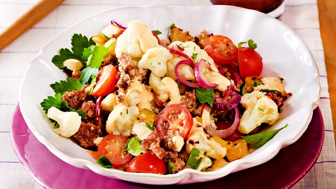 Blumenkohl-Hack-Salat mit Sambaldressing Rezept - Foto: LECKER @ Bauer Media Group Blumenkohl-Hack-Salat mit Sambaldressing Rezept - Foto: LECKER @ Bauer Media Group