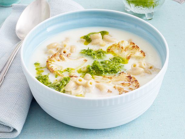 Blumenkohl-Käsesuppe mit Vollkorn-Hörnchen und Petersilien-Pesto Rezept Blumenkohl-Käsesuppe mit Vollkorn-Hörnchen und Petersilien-Pesto Rezept