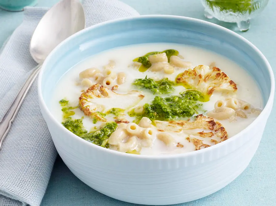 Blumenkohl-Käsesuppe mit Vollkorn-Hörnchen und Petersilien-Pesto Rezept Blumenkohl-Käsesuppe mit Vollkornnudeln Rezept
