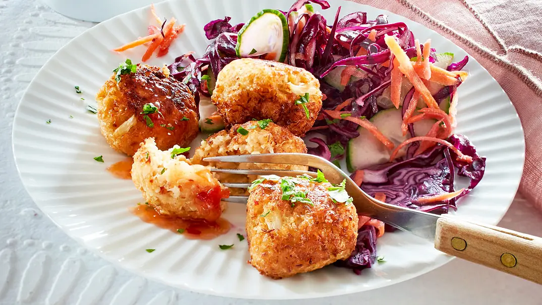 Blumenkohl-Köfte mit Rotkohlsalat Rezept - Foto: LECKER @ Bauer Media Group Blumenkohl-Köfte mit Rotkohlsalat Rezept - Foto: LECKER @ Bauer Media Group