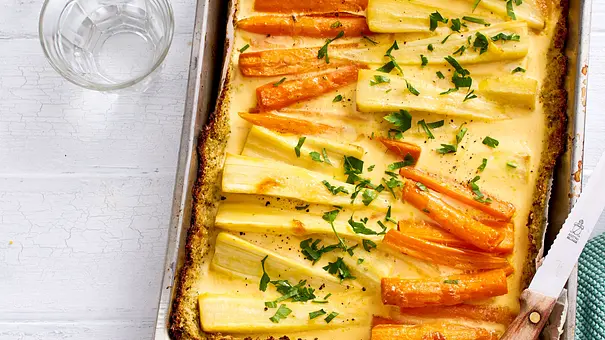 Blumenkohl-Kuchen vom Blech mit Pastinaken und Möhren Rezept - Foto: LECKER @ Bauer Media Group Blumenkohl-Kuchen vom Blech mit Pastinaken und Möhren Rezept - Foto: LECKER @ Bauer Media Group