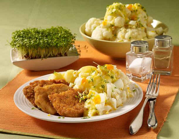 Blumenkohl mit Eier-Kresse-Dressing und Mini-Schnitzeln Rezept Blumenkohl mit Eier-Kresse-Dressing und Mini-Schnitzeln Rezept