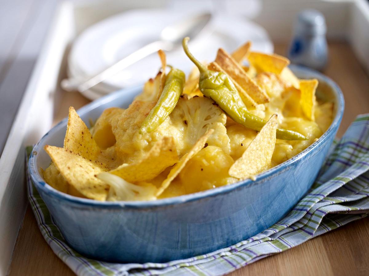 Blumenkohl mit Käse Senf Soße und Tortillachips Rezept