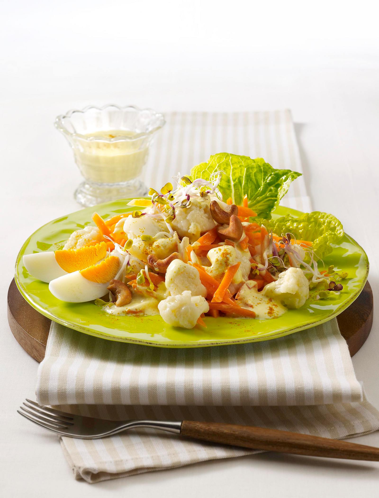 Blumenkohl-Möhren-Salat mit Curry-Joghurt-Dressing Rezept | LECKER