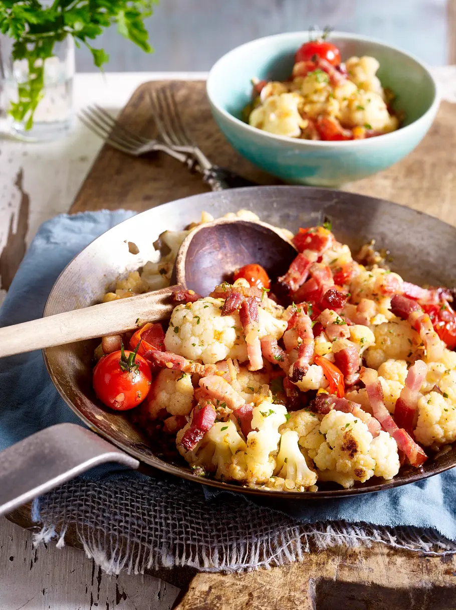 Blumenkohl-Pfanne mit Speck und Kirschtomaten Rezept Blumenkohl-Pfanne mit Speck und Kirschtomaten Rezept