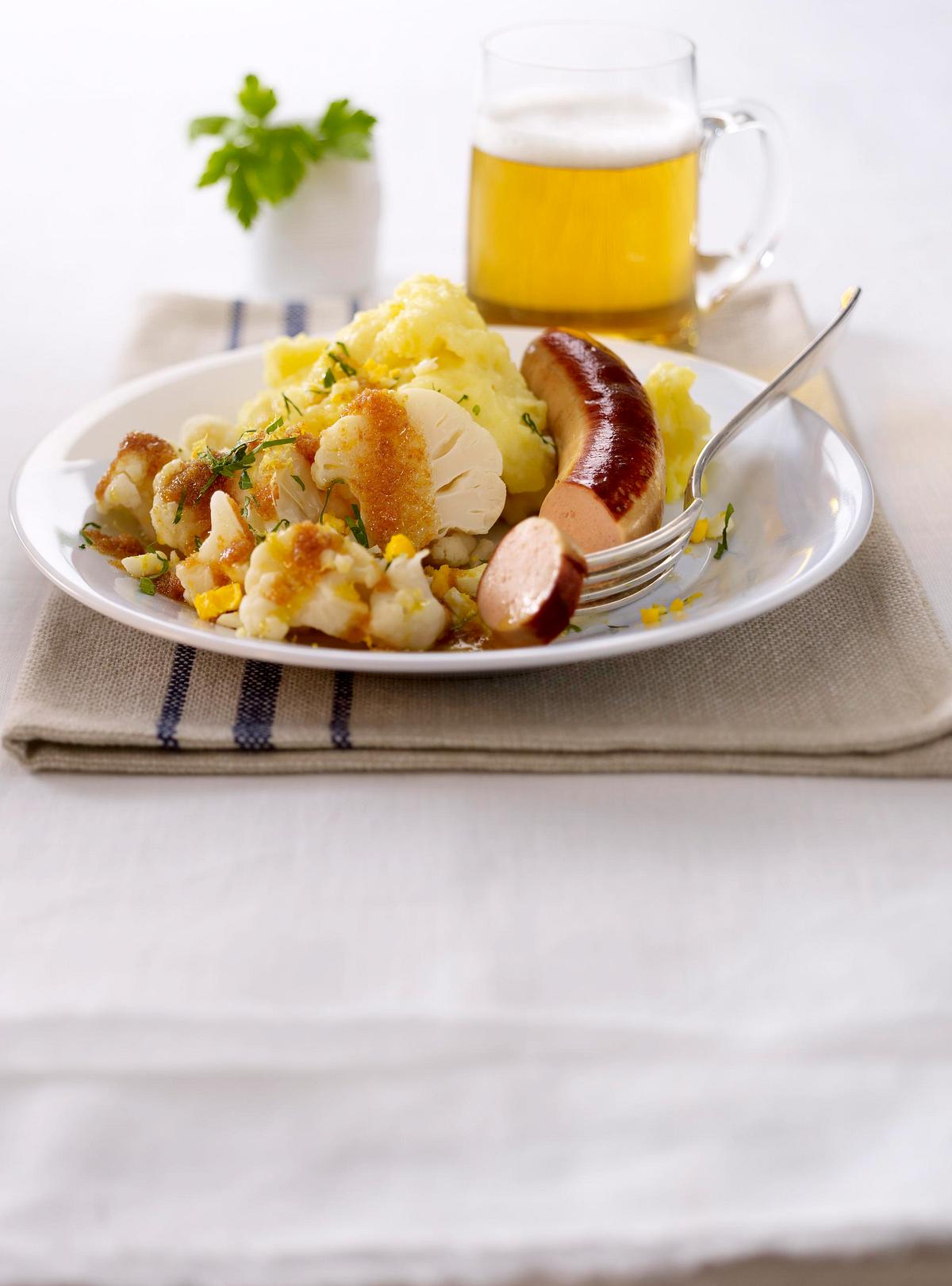 Blumenkohl polnisch zu Bratwurst und Kartoffelpüree Rezept