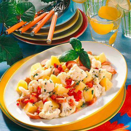 Blumenkohl-Salat mit Würstchen Rezept Blumenkohl-Salat mit Würstchen Rezept