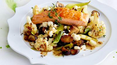 Blumenkohl-Salat zu gebratenem Lachs Rezept - Foto: House of Food / Bauer Food Experts KG