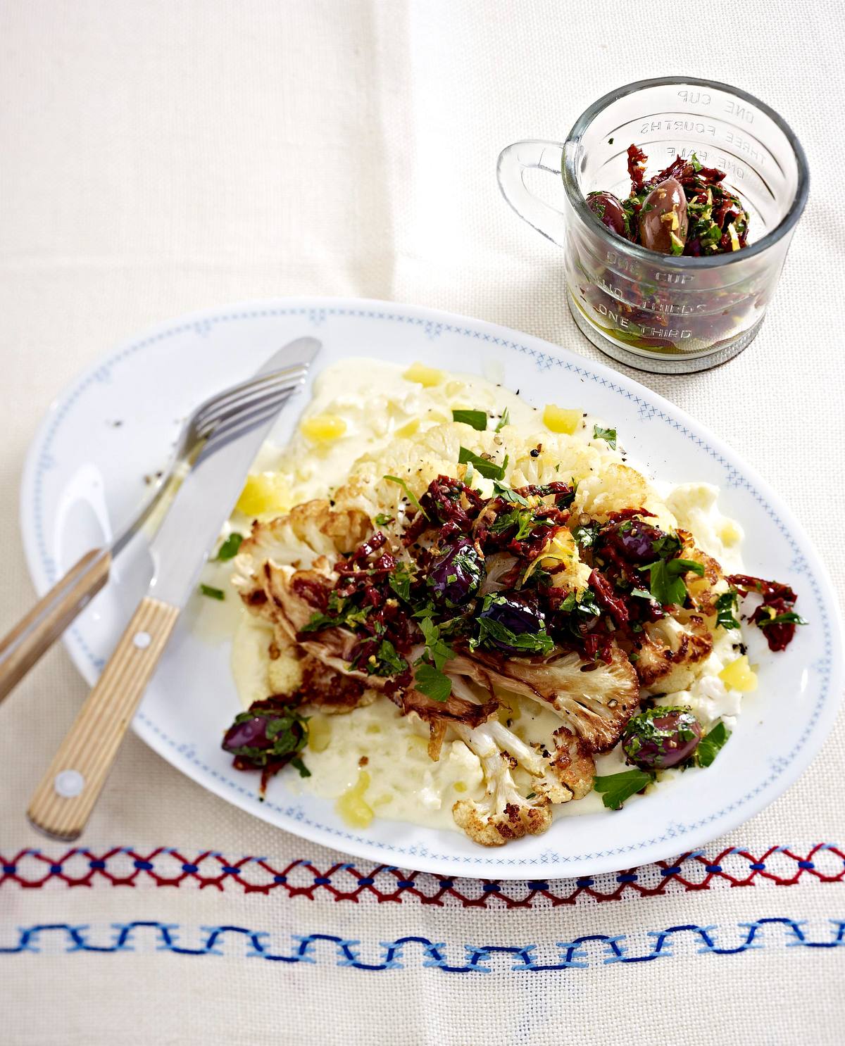 Blumenkohl-Steaks mit Kartoffelsoße und Oliven-Relish Rezept