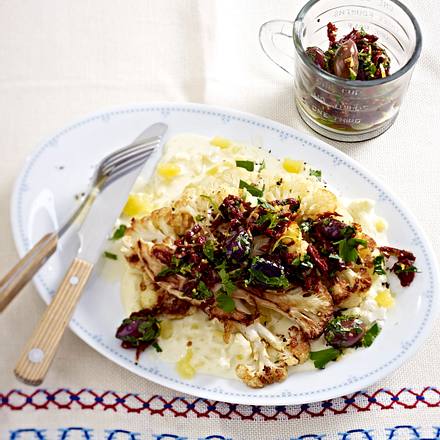 Blumenkohl-Steaks mit Kartoffelsoße und Oliven-Relish Rezept