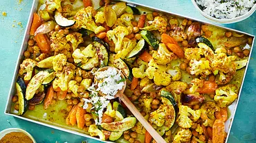 Blumenkohlcurry vom Blech Rezept - Foto: LECKER @ Bauer Media Group Blumenkohlcurry vom Blech Rezept - Foto: LECKER @ Bauer Media Group