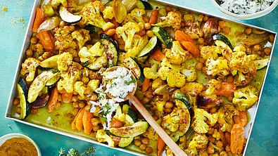 Blumenkohlcurry auf einem Backblech. - Foto: House of Food / Bauer Food Experts KG
