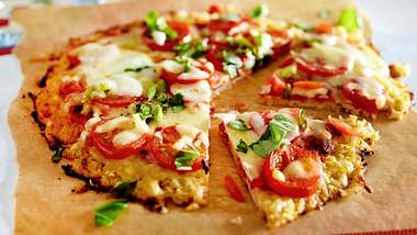 Blumenkohlpizza mit Tomate und Mozzarella Rezept - Foto: House of Food / Bauer Food Experts KG