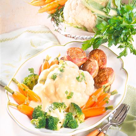 Blumenkohlplatte mit Hacksteaks Rezept