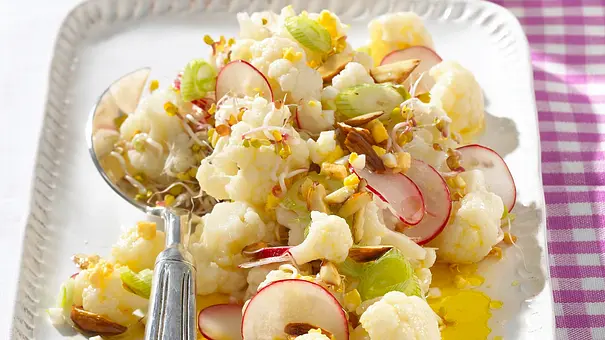 Blumenkohlsalat mit Ei-Vinaigrette Rezept - Foto: LECKER @ Bauer Media Group