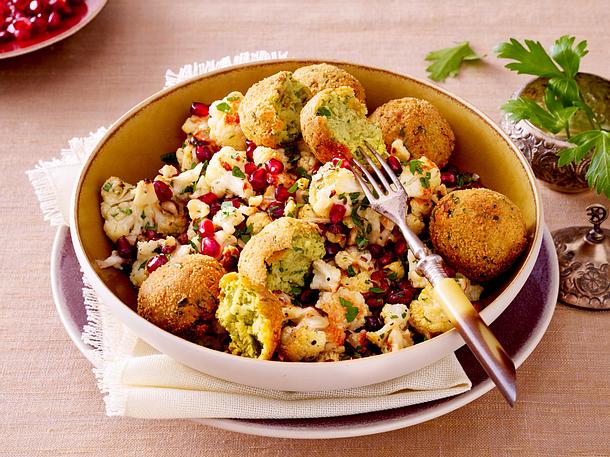 Blumenkohlsalat mit Falafel Rezept Blumenkohlsalat mit Falafel Rezept