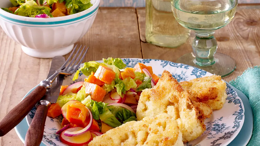 Blumenkohlschnitzel zu Süßkartoffel-Salat Rezept - Foto: LECKER @ Bauer Media Group Blumenkohlschnitzel zu Süßkartoffel-Salat Rezept - Foto: LECKER @ Bauer Media Group