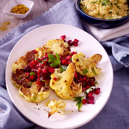 Blumenkohlsteak mit Wurzelgemüse-Tartar Rezept Blumenkohlsteak mit Wurzelgemüse-Tartar Rezept