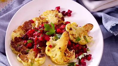 Blumenkohlsteak mit Wurzelgemüse-Tartar Rezept - Foto: LECKER @ Bauer Media Group