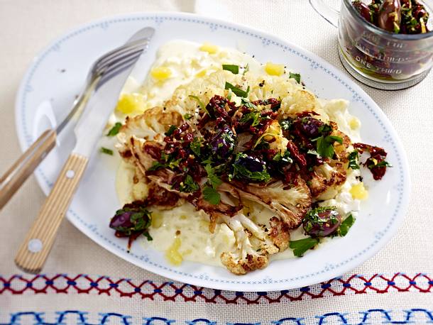 Blumenkohlsteaks mit Kartoffelsoße und Olivenrelish Rezept Blumenkohlsteaks mit Kartoffelsoße und Olivenrelish Rezept
