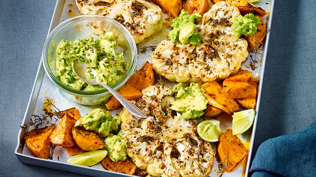 Blumenkohlsteaks mit Süßkartoffeln aus dem Ofen Rezept - Foto: LECKER @ Bauer Media Group Blumenkohlsteaks mit Süßkartoffeln aus dem Ofen Rezept - Foto: LECKER @ Bauer Media Group