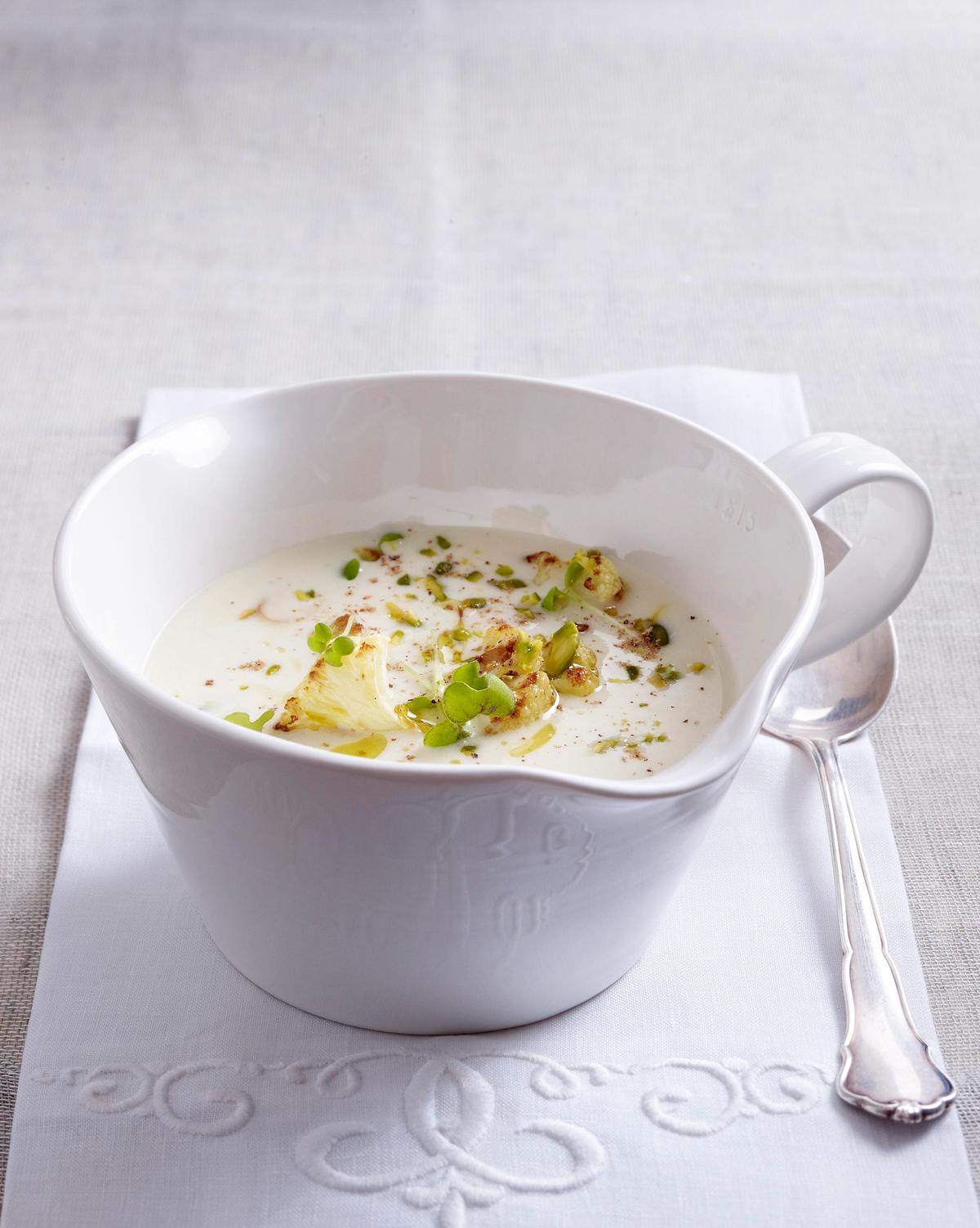 Blumenkohlsuppe mit Pistazien Rezept