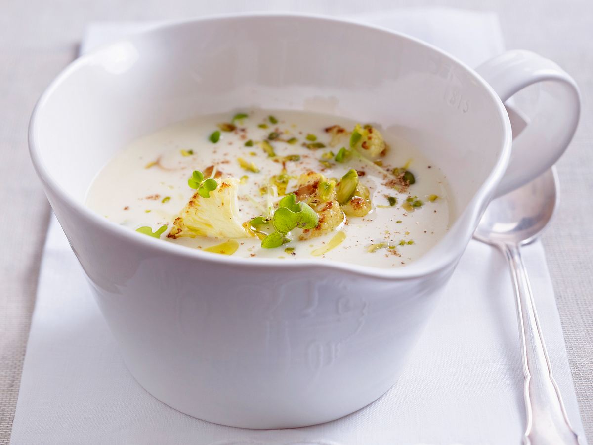 Blumenkohlsuppe mit Pistazien und Shisokresse Rezept