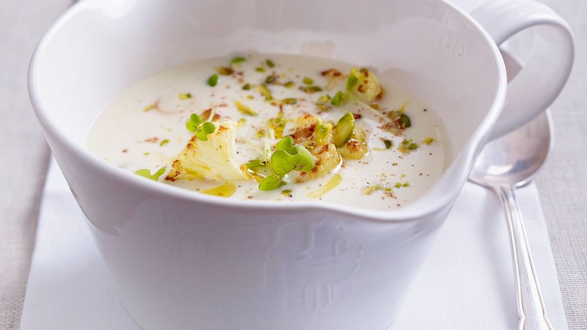 Blumenkohlsuppe mit Pistazien und Shisokresse Rezept - Foto: House of Food / Bauer Food Experts KG