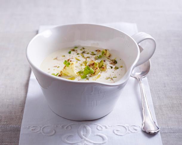 Blumenkohlsuppe mit Pistazien und Shisokresse Rezept Blumenkohlsuppe mit Pistazien und Shisokresse Rezept