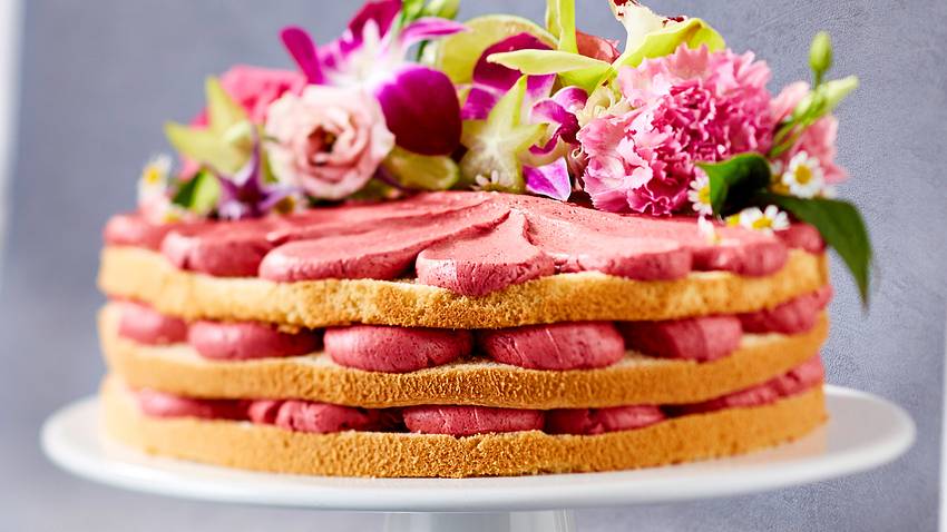 Blütenbekränzter Kirsch-Naked-Cake Rezept - Foto: House of Food / Bauer Food Experts KG